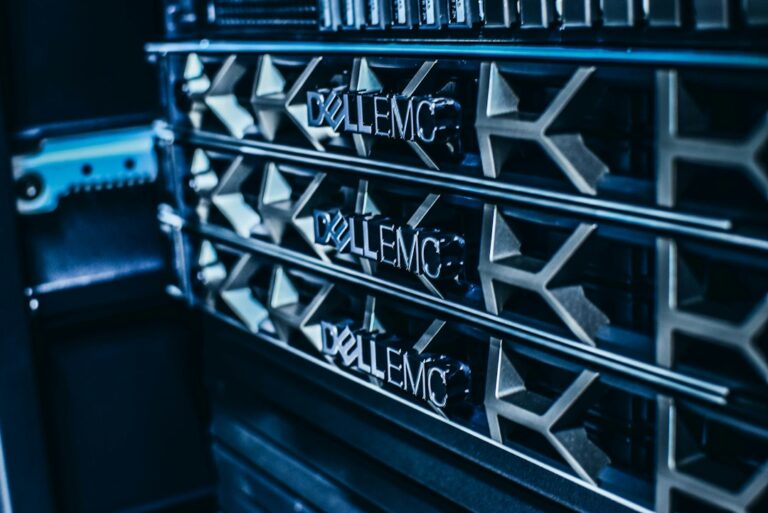¿Dónde debe alojarse tu sistema web? Diferencias entre hosting NVMe y servidores cloud