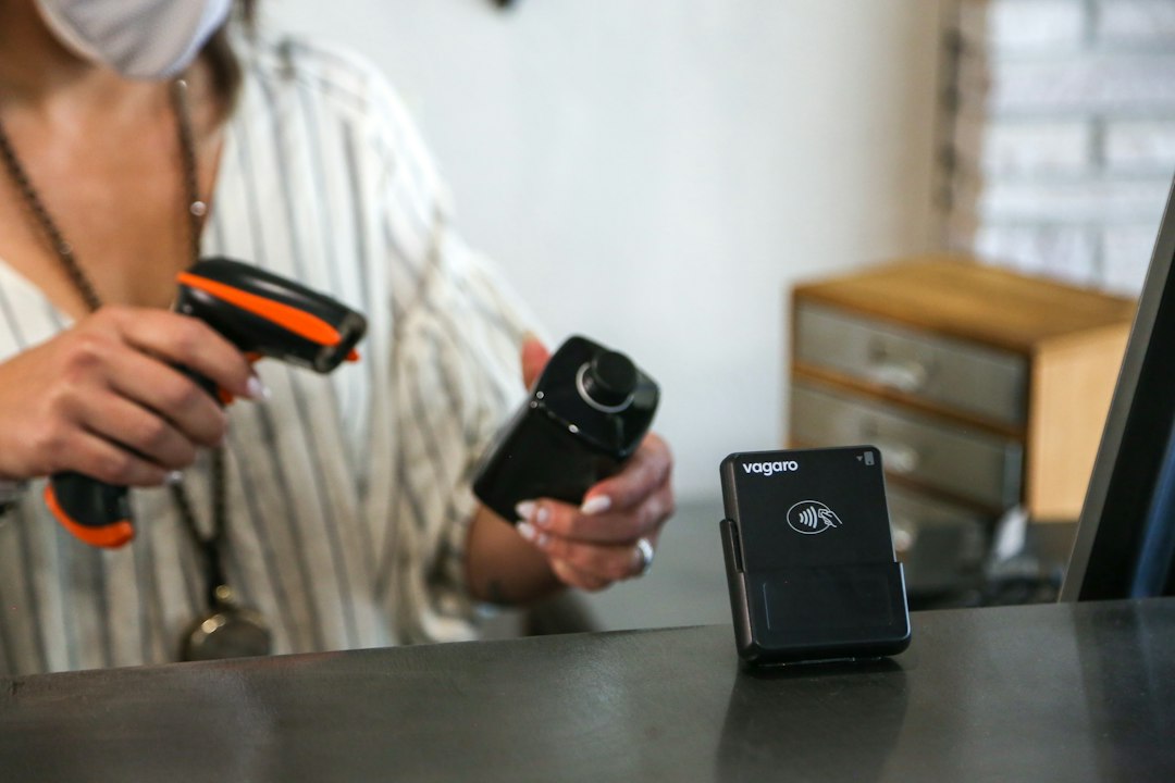 Uso de lector de código de barras para entradas y salidas de mercadería